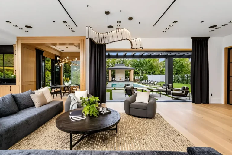 How Retractable Screens and Motorized Shades Create the Seamless Home Experience